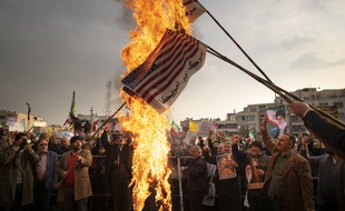 Des drapeaux américains brûlés le 25 novembre 2019 à Téhéran en soutien au régime
