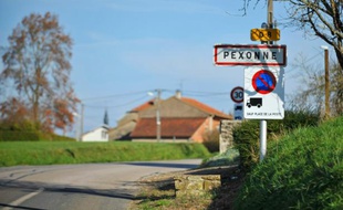 Une pancarte indique l'entrée de la ville de Pexonne, le 12 novembre 2015
