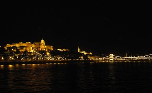 Vue de nuit de Budapest, capitale de la Hongrie.