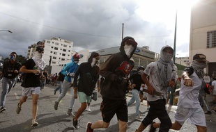 Des Vénézuéliens manifestent contre le président Nicolas Maduro, à Caracas, le 23 janvier 2019.