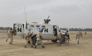 Des Casques bleus de l'ONU patrouillent à Tombouctou le 15 mai 2015