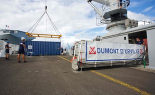 Le porte-hélicoptères amphibie (PHA) Dixmude est arrivé en Martinique, dimanche, où une partie de sa cargaison sera transbordée sur le Dumont d’Urville, à destination de la Guyane.