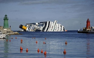 Onze jours après le naufrage du Costa Concordia, les opérations préliminaires au pompage du carburant qui menace l'environnement de la petite île italienne du Giglio ont débuté, sans interrompre toutefois les recherches désespérées de disparus.