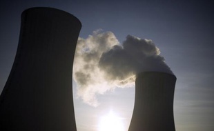 La commission d'experts missionnée en septembre par le ministre de l'Energie, Eric Besson, pour examiner différents scénarios énergétiques à l'horizon 2050, plaide pour une prolongation de la durée de vie des centrales nucléaires, selon une "synthèse" provisoire.