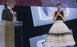 Sean Penn et Marion Cotillard sur la scène des César 2015.