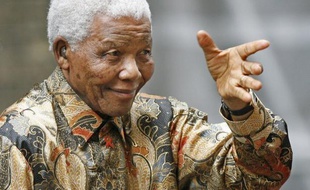 L'ancien président sud-africain Nelson Mandela, hospitalisé pour soigner les suites d'une pneumonie, a reçu lundi des membres de sa famille une partie de la journée, a annoncé la présidence.