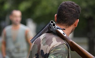 Des chasseurs se préparent à l'ouverture de la chasse le 10 septembre 2006 près de Bordeaux