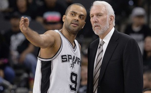 Tony Parker en discussions avec Gregg Popovich lors d'un match de pré-saison des San Antonio Spurs contre les Houston Rockets, le 23 octobre 2015.