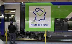 Un TER Regio2N aux couleurs des Hauts-de-France.