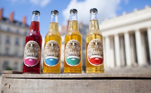 La marque se décline uniquement en bouteilles de 33 cl.