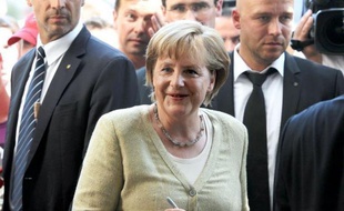 La chancelière allemande Angela Merkel est encore cette année la femme la plus puissante du monde, devant la secrétaire d'Etat américaine Hillary Clinton et la présidente brésilienne Dilma Rousseff, selon le classement annuel du magazine Forbes publié mercredi.