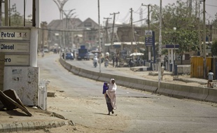 Une femme se promène le long d'une route au Nigeria (illustration).