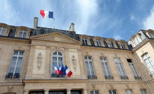 L'Elysée s'apprête à signer une convention avec le Service d'information du gouvernement (SIG), dépendant de Matignon, pour pouvoir commander des études d'opinion, a-t-on appris jeudi auprès du directeur du SIG, qui a confirmé une information du Parisien.