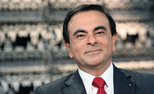 Crise oblige, les salaires des patrons du CAC 40 ont baissé de 14% en 2009, selon une étude du cabinet Proxinvest publiée mardi. Mais les cinq PDG les mieux payés ont tout de même gagné plus de 5 millions d’euros annuels.
Absent du top 5 l’année dernière, le patron de Renault, Carlos Ghosn, monte directement à la première place du classement.
Sur une rémunération totale de 9,2 millions d’euros, son salaire fixe chez Renault est de 1,2 million d’euros. Mais Carlos Ghosn a surtout touché 8 millions d’euros au Japon, en tant que PDG de Nissan. Une information qu’il n’a avouée qu'en juin dernier, regrette Proxinvest.