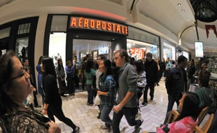 Comme d'autres marques de vêtements tournées principalement vers les adolescents telles Forever 21 ou Abercrombie, la chaîne Aeropostale fait face à d'importantes difficultés depuis plusieurs trimestres