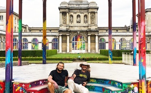 Cyril Kongo (avec un chapeau) et Cyril Bismuth à l'hôpital Lariboisière à Paris