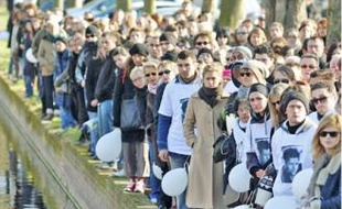 Des ballons et des fleurs ont été jetés là où les corps ont été retrouvés.