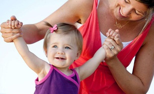 Une maman et sa fille.
