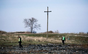 Des experts sur le site du crash du MH17 en Ukraine, le 24 mars 2015