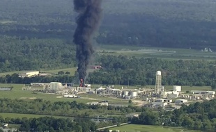 Une épaisse fumée noire s'échappe de l'usine Arkema à Crosby (Texas), le 1er septembre 2017.