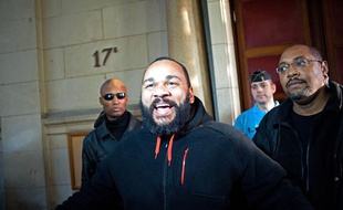 Dieudonné à la sortie du tribunal le 13 décembre 2013.
