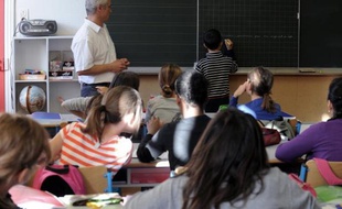 Un professeur et ses élèves le 5 septembre 2011 dans une école à Nantes