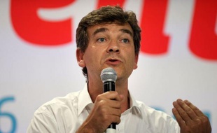 Arnaud Montebourg, ministre du Redressement productif, a dit dimanche sur BFM TV que "le nucléaire est une filière d'avenir" tout en reconnaissant qu'il fallait qu'il soit "rééquilibré".