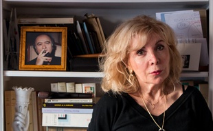 Chez elle à Paris, Maryse Wolinski, la veuve du dessinateur Georges Wolinski, assassiné lors des attentats à Charlie Hebdo le 7 janvier 2015. Elle sort un livre 1 an après les événements.