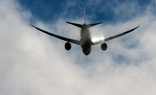 Les autorités aériennes américaines tentaient de déterminer l'origine d'un départ de feu survenu lundi à Boston (nord-est) dans un avion neuf Boeing 787 Dreamliner exploité par Japan Airlines, après son atterrissage à Boston (nord-est), ont-elles fait savoir lundi soir.