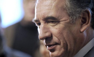 François Bayrou, candidat MoDem à la présidentielle, a affirmé jeudi avoir décliné une invitation de Nicolas Sarkozy à se rendre dans son avion aux obsèques de Vaclav Havel, afin de couper court à toute interprétation sur un rapprochement.