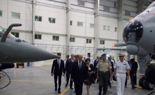 Le ministre français de la Défense Jean-Yves Le Drian sur la base d'Al-Dhafra le 15 septembre 2014 en Arabie
