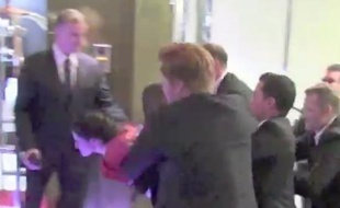 Kristen Stewart court se réfugier dans son hôtel, le vendredi 25 mai 2012 à Cannes.