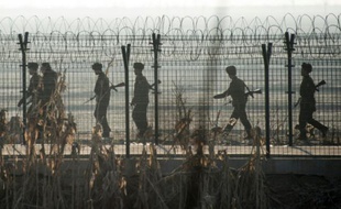 Des soldats nord-coréens patrouillent à la frontière sino-nord-coréenne près de Sinuiju, en face de la ville chinoise de Dandong, le 10 février 2016