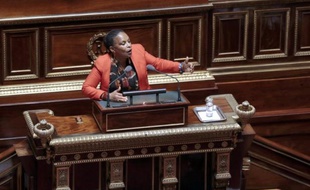 Le décret controversé facilitant l'accès des parlementaires et anciens ministres à la profession d'avocat a été abrogé par un décret publié mercredi au Journal officiel.