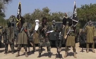 Image tirée d'une vidéo fournie le 31 octobre 2014 par Boko Haram d'une déclaration du leader du groupe islamiste, Abubakar Shekau (c)