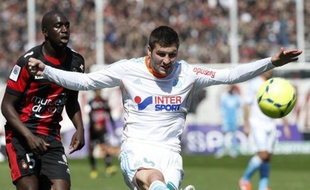 Malgré une attaque plutôt atone, une différence de buts famélique et un fonds de jeu qui laisse à désirer, Marseille, qui affronte Bordeaux vendredi, occupe une inattendue deuxième place de L1 à quelques encablures de l'arrivée.
