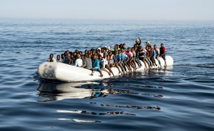 Un bateau de migrants au large des côtes libyennes, le 27 juin 2017 (illustration).