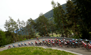 Illustration d'une course cycliste, ici, sur les routes du Giro.