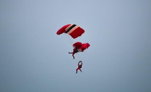 Un parachutiste sauvé en pleine chute.