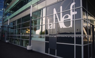 Façade de la Nef, coopérative de finances solidaires dont le siège social se trouve à siège social à Vaulx-en Velin.