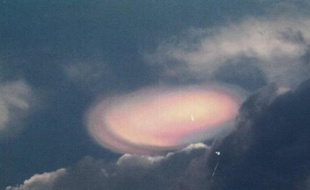 Un phénomène étrange photographié par un pilote britannique retraité de la Royal Air Force, au Sri Lanka, en 2004.