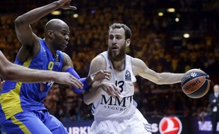 Sergio Rodriguez, joueur du Real Madrid (blanc) contre Alex Tyus (Maccabi Tel Aviv), lors de la finale d'Euroligue, le 18 mai 2014.