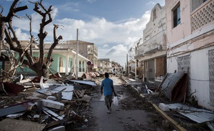 Un homme marche dans une rue couverte de débris après le passage de l'ouragan Irma à Saint-Martin, le 8 septembre 2017.