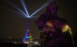 La Tour Eiffel éclairée à l'occasion du lancement de la candidature de Paris pour les JO 2024.