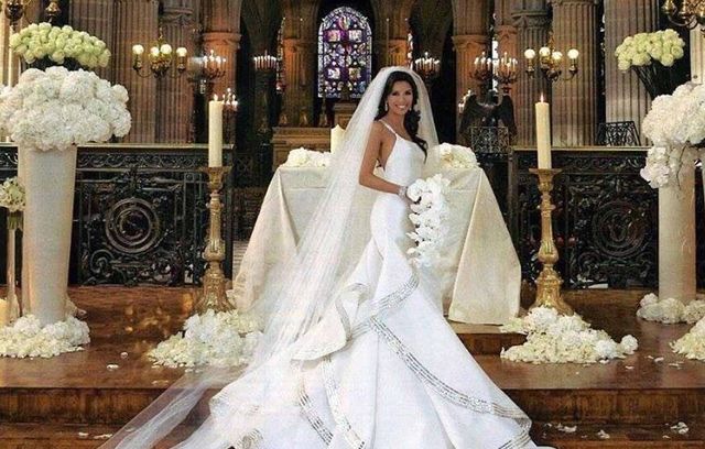 Devant l’autel de l’église parisienne Saint-Germain-l’Auxerrois, l’actrice américaine portait une robe Angel Sanchez estimée à 75.000 dollars.