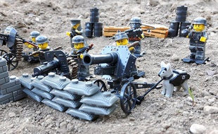 Des figurines Lego habillées en soldats nazis sont en vente sur le site allemand d'Amazon.