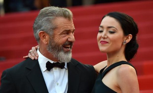 Mel Gibson et sa femme Rosalind Ross posent à Cannes le 22 mai 2016 pour la cérémonie de clôture du festival