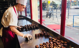 Le patissier Nicolas démoule les cannelés après la cuisson.