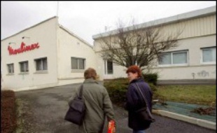 Cinq ans après la fermeture de Moulinex, l'Etat affiche un bilan positif avec 98% de reclassés, un chiffre contesté par les anciens salariés selon lesquels plus de la moitié des ex-employés du groupe d'électroménager n'ont pas retrouvé un emploi.