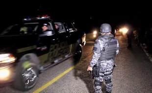Un déploiement de forces de police sur une route de Jalisco au Mexique où au moins 15 policiers ont été tués dans une embuscade le 7 avril 2015